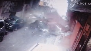 Beyoğlunda lodos dehşeti: Uçan çatının altında kalmaktan saniyelerle kurtuldular, o anlar kamerada