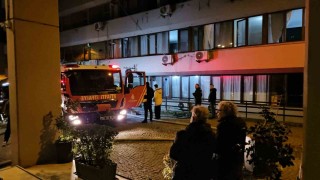Beyoğlunda otelde çıkan yangında mahsur kalan 3 kişi ve bir köpek kurtarıldı