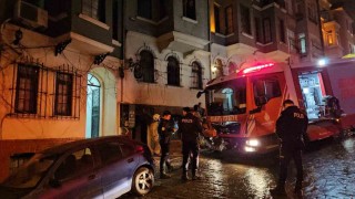 Beyoğlunda otelde yangın paniği: Mahsur kalan 3 kişi kurtarıldı