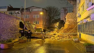 Beyoğlunda tarihi metruk binanın duvarı böyle yıkıldı