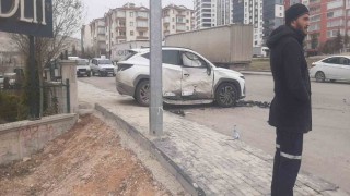 Beypazarında iki otomobilin çarpışması sonucu 3 kişi yaralandı