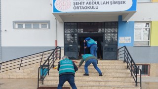 Beyşehirde yükümlüler ara tatilde okulları temizledi