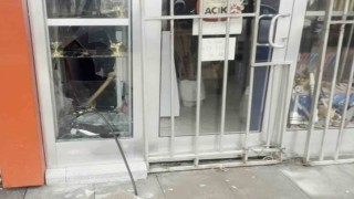 Bıçakçı dükkanının camı kırılıp binlerce liralık bıçak çalındı