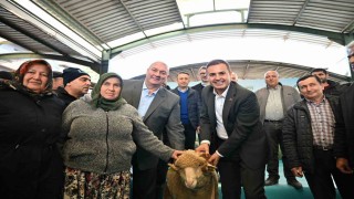 Bigadiçli üreticinin yüzünü Başkan Akın güldürdü