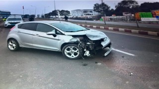 Bilecikte direksiyon hakimiyetini kaybeden sürücü bariyere çarptı