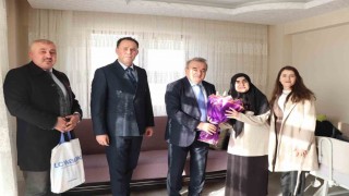 Bilecikte evde eğitim öğrencisine karne sevinci