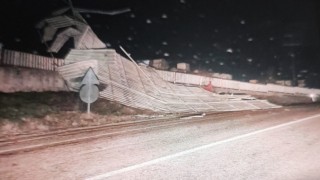 Bilecikte fırtına fabrikanın çatısını uçurdu