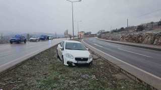 Bilecikte lastiği patlayan otomobil orta refüje girdi: 1 yaralı