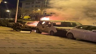 Bilecikte park halindeki otomobil alev alev yandı