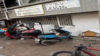 Binadan dökülen parçalar aşağıdaki motosikletlere zarar verdi