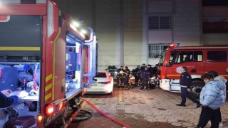 Binanın girişinde çıkan yangın korkuttu