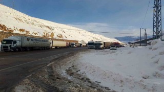 Bingöl-Erzurum kara yolu ağır tonajlı araç trafiğine kapatıldı: Kilometrelerce kuyruk oluştu