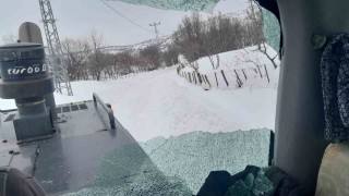 Bingölde ahır yolunu açmadılar diye iş makinesine saldırdılar