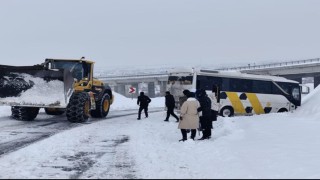 Bingölde kayan midibüs kara saplandı