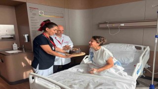 Bir yıl yutma mücadelesi veren doktor, doğum günü pastasını yutabilmenin mutluluğunu yaşadı