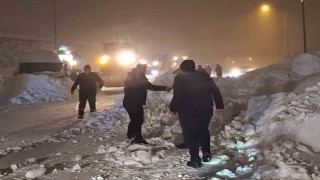 Bitlis çevre yolunda düşen çığın altında kalan tanker sürücüsü kurtarıldı