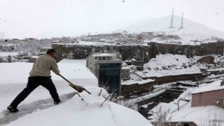 Bitliste çatılarda kar küreme seferberliği