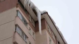 Bitliste çatılardaki buzların boyu 5 metreye ulaştı