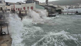 Bodrumda tekneler karaya vurdu, feribot seferleri yapılamadı