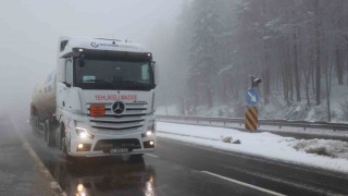 Bolu Dağında sis ve hafif kar yağışı etkili oluyor: Görüş mesafesi 30 metreye düştü