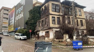 Boluda metruk bina çöktü: Bir otomobil hasar aldı