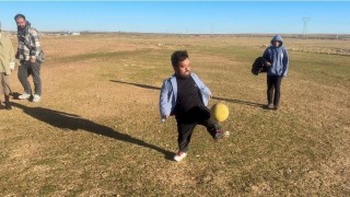 Boyu kısa ama yeteneği büyük: Mesafe tanımadan futbol topuyla her hedefi tutturuyor