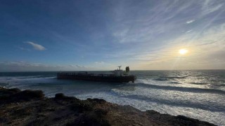 Bozcaadada karaya oturan tanker 12 gün sonra kurtarıldı