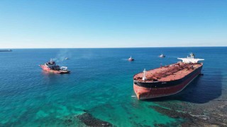 Bozcaadada karaya oturan tankerin kurtarma çalışmaları dron ile görüntülendi