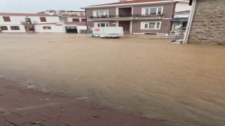 Bozcaadada sokaklar göle döndü