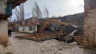 Bozkırda şiddetli rüzgar çatıyı uçurdu