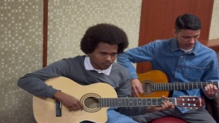 BŞEÜde gitar ve bağlama kursları devam ediyor