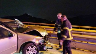 Burdurda otomobil refüje çarptı: 1 yaralı