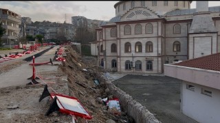 Bursada 2 aylık çile...Çöken duvar yolu da camiyi de kapattı