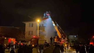 Bursada 3 katlı binanın çatısında yangın