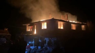 Bursada alevli gece...Köy evi alevlere teslim oldu