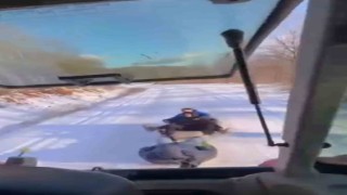 Bursada çocuklar traktöre bağlanan lastiklerle karın keyfini çıkardı