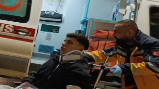 Bursada direksiyon hakimiyetini kaybeden sürücü direğe çarptı