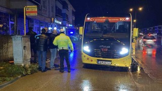 Bursada halk minibüsü anne ve kızına çarptı: 2 yaralı