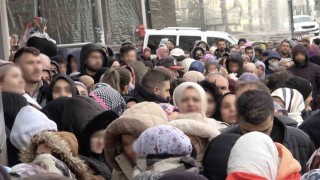 Bursada indirim izdihamı: 100 liralık alışveriş için dondurucu soğukta saatlerce beklediler