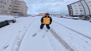 Bursada işe kayakla gitti