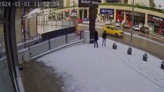 Bursada karla kaplanan kaldırımda kalp çizdiler, güvenlik kamerasını izleyenlerin içi ısındı