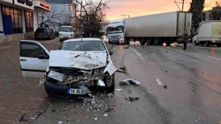 Bursada karşı şeride geçen tır, otomobille kafa kafaya çarpıştı