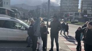 Bursada lodos zor anlar yaşattı: trafik lambasına tutundular
