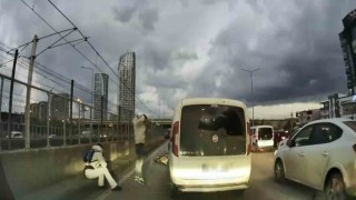 Bursada pes dedirten anlar: Motosikletliyle çarpıştı, ilk işi aracına bakmak oldu