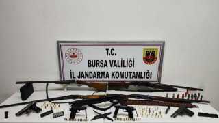 Bursada ruhsatsız silah operasyonu... Çok sayıda silah ve mühimmat ele geçirildi