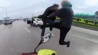 Bursada trafikte uçan tekmeli kavga