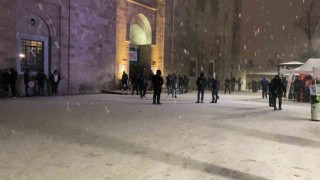 Bursada yılın ilk sabah namazı kar altında Ulucamide kılındı