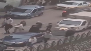 Bursada yol ortasında kavga trafiği kilitledi