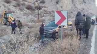 Buzlanan yolda kayan otomobil araziye uçtu