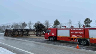 Buzlanan yolda kayan tır devrildi: 1 yaralı